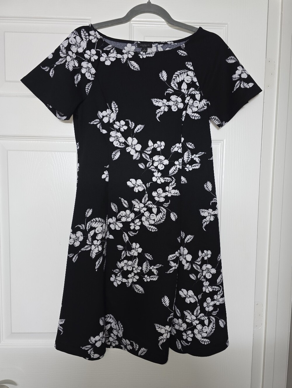 Ann Taylor Factory Black And White Floral Knee Length Dress Size S